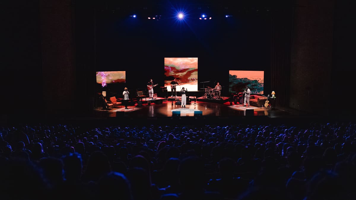 Madera Jazz en concierto en el Teatro Metropolitano de Medellín: la banda en el escenario, con el público de frente